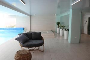 基多Cinnamon Suite - Private - Comfy - Brand NEW的一间带椅子和游泳池的客厅