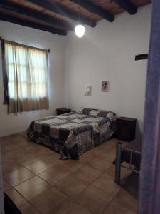 圣罗莎卡拉穆奇塔县El Espinillo, Casa de Campo的一间卧室设有一张床和一个窗口