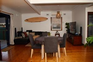 GwynnevilleWollongong Beach House Living的客厅配有桌椅和沙发