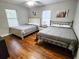 丹尼森Cozy Corner的一间卧室设有两张床,铺有木地板