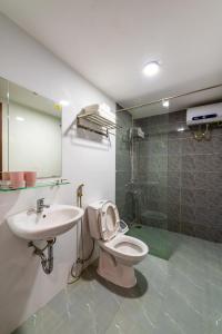 岘港NM Homestay Danang的浴室配有卫生间、盥洗盆和淋浴。