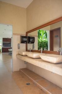 切图马尔Casa privada con alberca grande的一间带三个水槽和大镜子的浴室