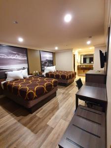 赛普里斯速8赛普拉斯酒店的酒店客房设有两张床和钢琴