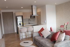 基多Cinnamon Suite - Private - Comfy - Brand NEW的带沙发的客厅和厨房