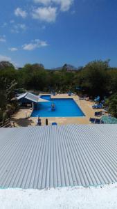 DuncansCastaways Villa的从屋顶上可欣赏到游泳池的景色