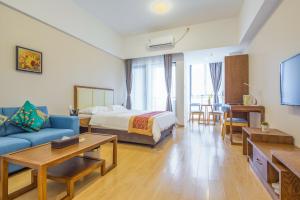 广州广州丽途国际公寓酒店（神舟路地铁站店）的酒店客房,配有床和沙发