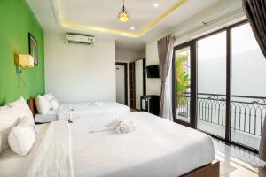 会安HAI DAO HOI AN VILLA的酒店客房设有两张床和一个阳台。
