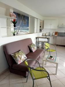 莱特鲁瓦西莱F2 proche plage Anse Mitan的客厅配有沙发、椅子和桌子