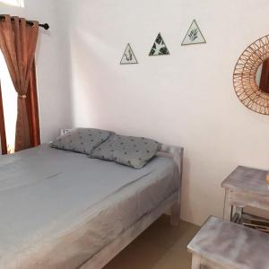 日惹rindoe jogja holiday home的一间小卧室,配有一张床和一张桌子