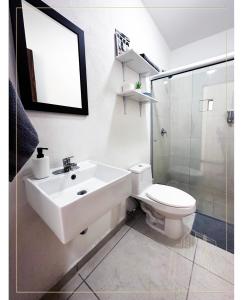 瓜达拉哈拉Departamento Loma-Alta的白色的浴室设有水槽和卫生间。