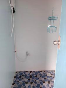 莫阿尔博阿Titanic's Nipa Hut的带淋浴的浴室,铺有瓷砖地板。