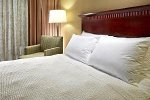 安纳海姆阿纳海姆酒店波托菲诺套房酒店的配有一张床和一把椅子的酒店客房