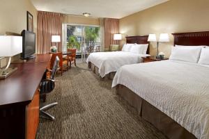 安纳海姆阿纳海姆酒店波托菲诺套房酒店的酒店客房设有两张床和一台平面电视。