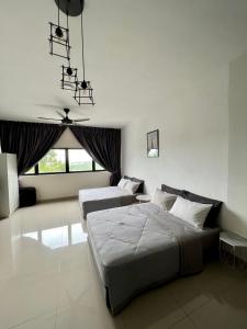 史里肯邦安Cozy Studio Sk 1 Residence for 4 pax UPM Mines Serdang的一间卧室设有两张床和大窗户