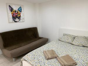 里永Appartement 2ème étage 42m2 hyper centre ville / parking gratuit的卧室配有一张床,墙上挂着狗像