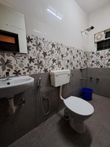 TivimD'souza's Guest House的一间带卫生间和水槽的浴室