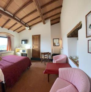 巴尔贝里诺瓦尔德尔萨托雷迪庞扎诺酒店的卧室配有一张床和一张桌子及椅子