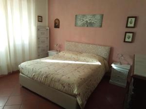 马西亚娜马里纳Appartamento Loretta的一间卧室配有一张床和一个梳妆台