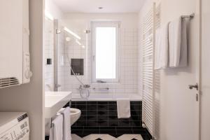苏黎世EMA House Serviced Apartments Superior Seefeld的白色的浴室设有水槽和卫生间。