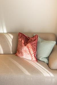 苏黎世EMA House Serviced Apartments Superior Seefeld的沙发上的一个红色枕头