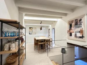 巴尔德莫萨Casa “Can Boira”的厨房以及带桌椅的用餐室。