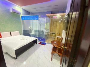 胡志明市HOTEL THU HÀ的小房间设有一张床和淋浴
