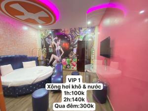 胡志明市HOTEL THU HÀ的一间设有床铺和壁画的墙壁的房间