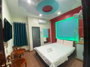 胡志明市HOTEL THU HÀ的卧室配有床和大屏幕
