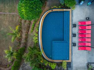 查龙Villa Nap Dau Crown - 8 Br Private Pool Villa - Chalong的享有度假村游泳池的顶部景致
