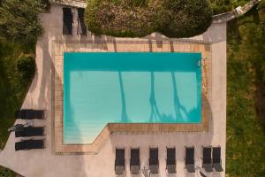 阿卡尼斯伊利亚希奥斯公寓式酒店的享有大楼游泳池的顶部景致