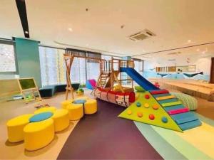 头顿A cozy condotel in Bai Sau(1 bed and 1 sofa bed)的一个带滑梯和游乐场的儿童游戏室