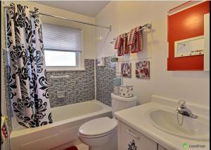 尼亚加拉瀑布Cozy House B&B的一间带卫生间和淋浴帘的浴室