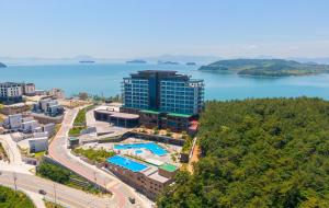 丽水市Hotel JCS Yeosu的度假村和水域的空中景观