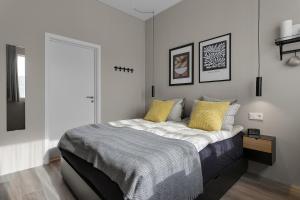 雷克雅未克NN Urban Guesthouse的一间卧室配有一张带黄色枕头的大床