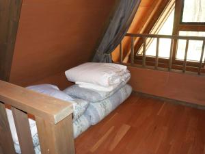 安昙野市Villa Yoshino - Vacation STAY 01536v的窗户客房内的小床