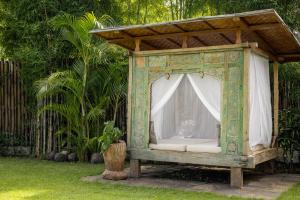 吉利阿尔Rimba Villas Gili Air的庭院内带白色沙发的凉亭