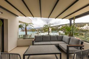 阿基欧斯尼古拉斯Lazar Lux Suites - Ammoudara的客厅配有沙发和阳台桌子