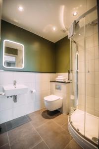 贝尔法斯特Cordia Serviced Apartments的浴室配有卫生间、盥洗盆和淋浴。