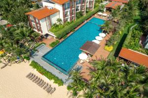 富国杜斯特公主月升海滩度假酒店的享有度假村游泳池的空中景致