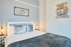 惠特比Apartment 1 - Khyber Lodge Apartments的一间卧室配有白色床和蓝色枕头