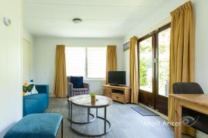 Moddergat曼斯玛住宿加早餐旅馆的客厅配有蓝色的沙发和电视