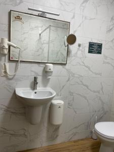 赫梅利尼茨基Fortetsya的一间带水槽、镜子和卫生间的浴室