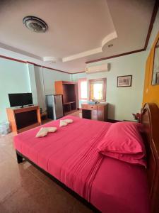 Ban Huai Phluเซเว่นอิน的一间大卧室,配有红色床单和一张红色大床