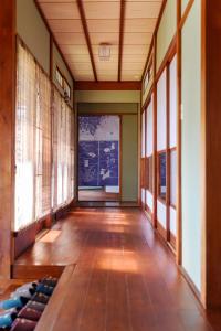 伊东伊豆の宿　静海的建筑中一个空的走廊,有窗户