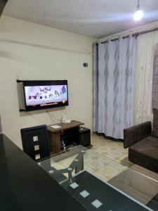 纳库鲁G&G Homes Ngala Nakuru的客厅的墙上配有平面电视。