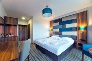 波拉齐克Solina Resort的酒店客房配有一张床铺和一张桌子。