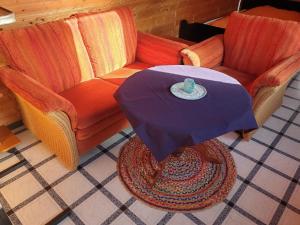 RambinRuegen_Fewo 41的客厅配有咖啡桌和沙发