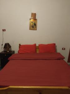 亚历山大اللوكاندة الجديدة New Hotel的一间卧室配有红色的床和红色枕头