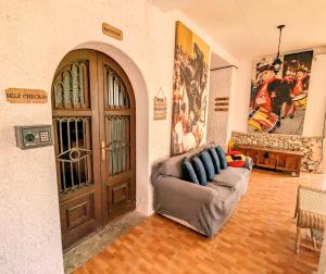 帕格拉Don Carlos的客厅位于门前,配有沙发