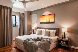 吉隆坡Domitys Bangsar Kuala Lumpur的卧室配有一张白色大床